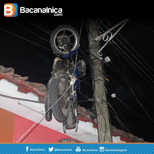 Segunda foto del día y un video: Ahora las motos cortan camino volando