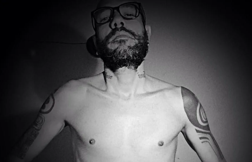 Perrozompopo se desnuda (cuerpo y alma) en Facebook