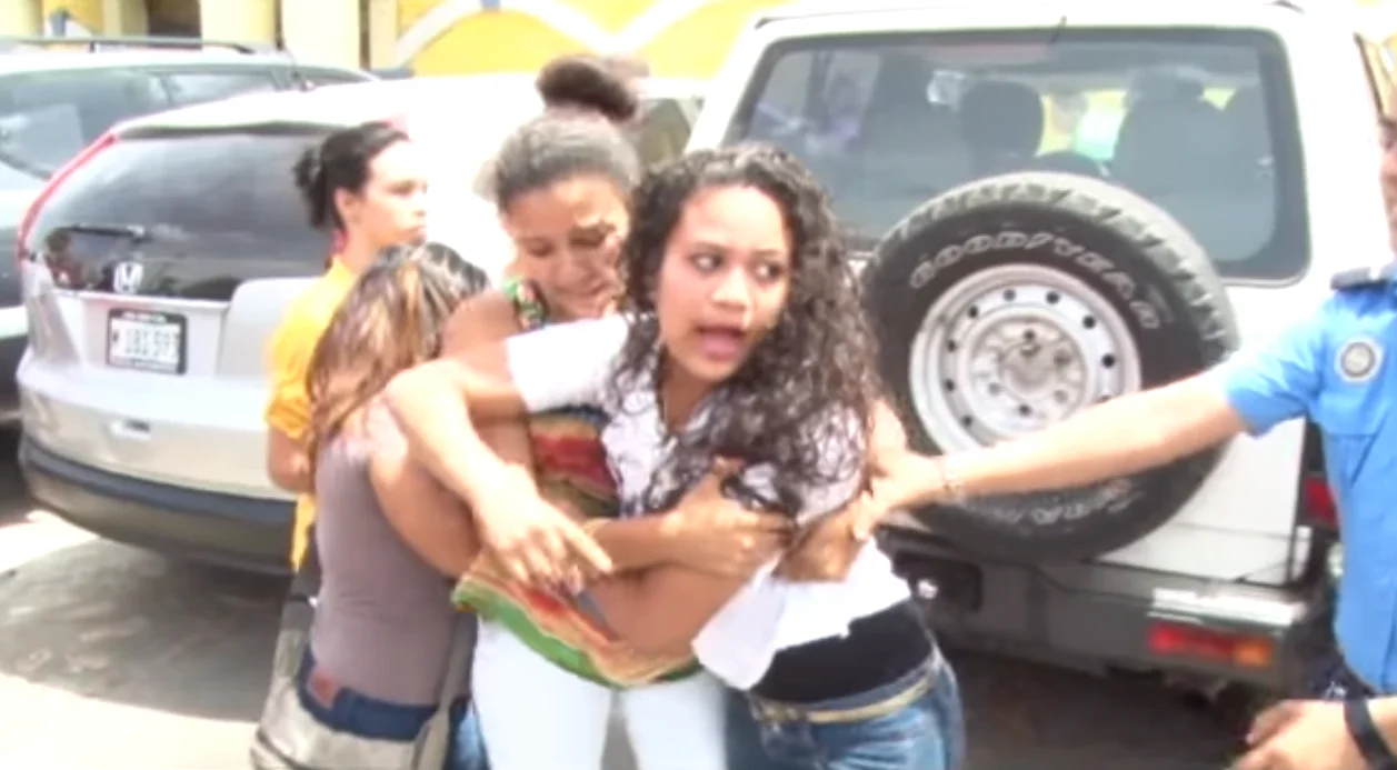 Y el premio a «Peor Regalo a la Madre» va para … el bochinche de estas chavalas