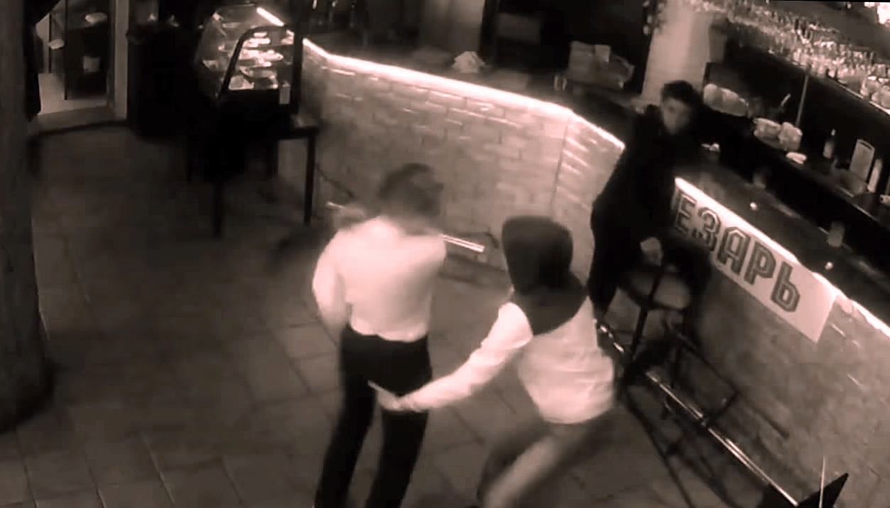 ¿Cómo debe reaccionar una mesera cuando le tocan «ahí»?