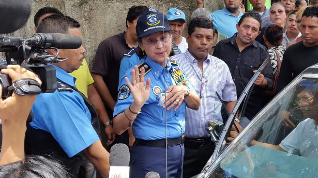 Uno de los policías de la masacre está llorando y recibiendo ayuda psicológica