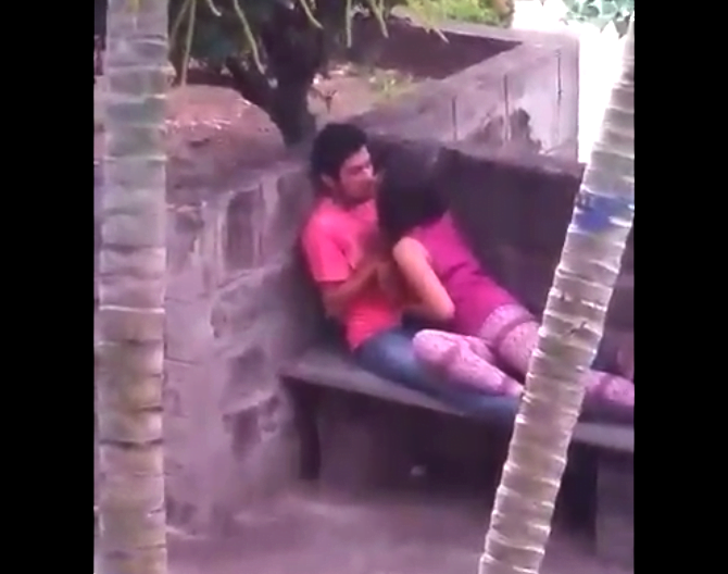 Video de otra pareja romanceando, ahora con más acción