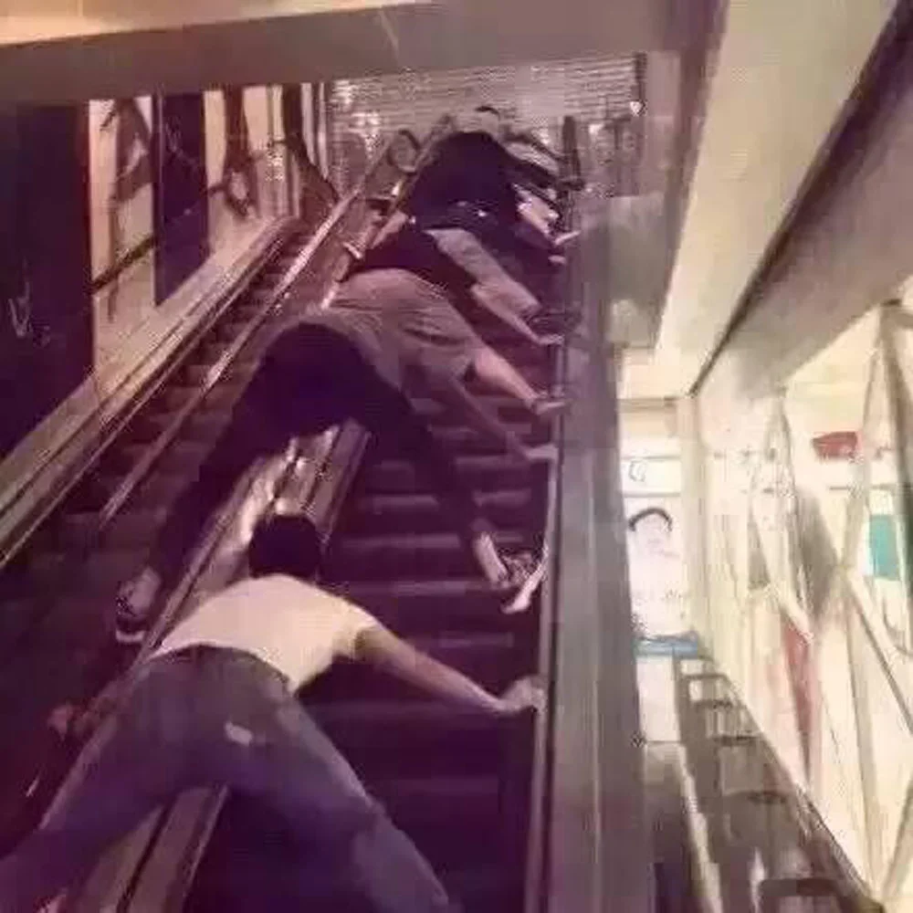 Cuidado con las escaleras eléctricas de Multicentro Las Américas