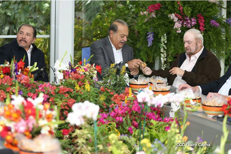 Foto de Carlos Slim y dos palmados de Nicaragua (Carlos Pellas y Daniel Ortega)