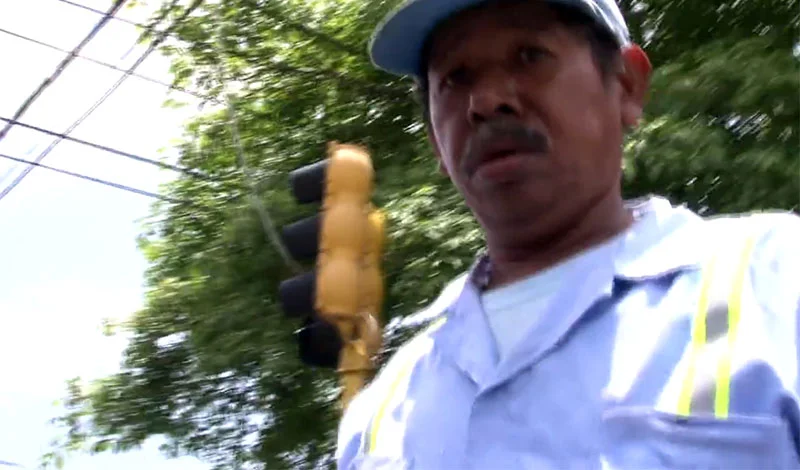 Video de «trabajador público» a punto de desturcar a alguien por «tomarle foto»