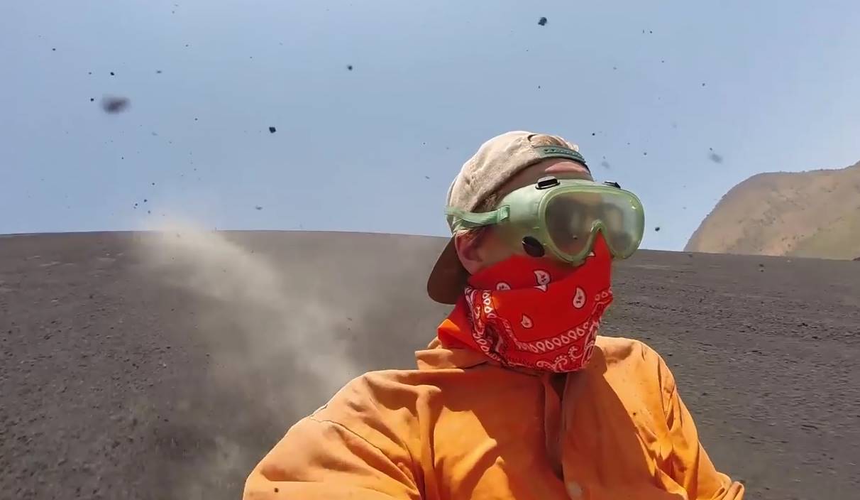 Llevamos un Drone y una GoPro para filmar el «Volcano Boarding» (descenso) del Cerro Negro. Este es el video