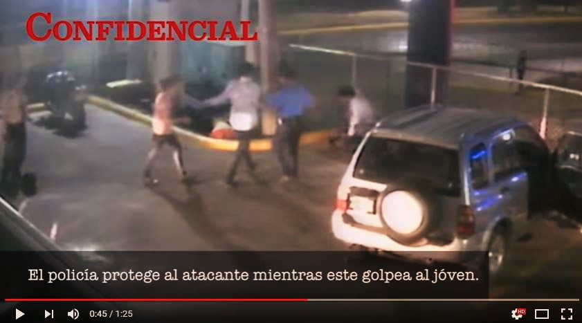 El video del pleito donde un maje llevó un policía (prestado) de guardaespaldas