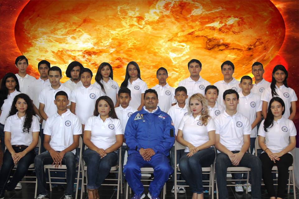 La Universidad de Astronautas nicas (o algo así) ya tiene graduados