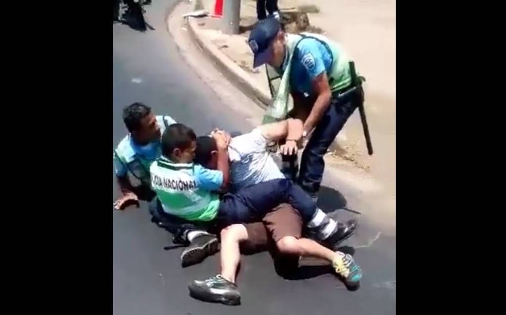 3 Policías Vs. 1 Hombre indignado. Adivinen quién ganó? (Video Viral Nicaragua)