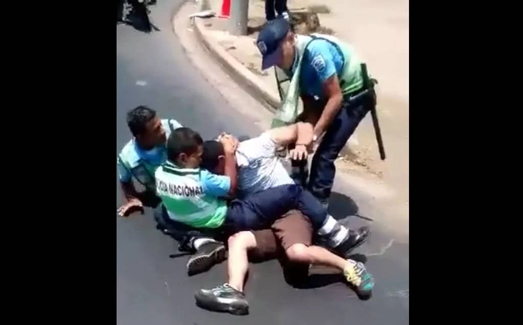 3 Policías Vs. 1 Hombre indignado. Adivinen quién ganó? (Video Viral Nicaragua)