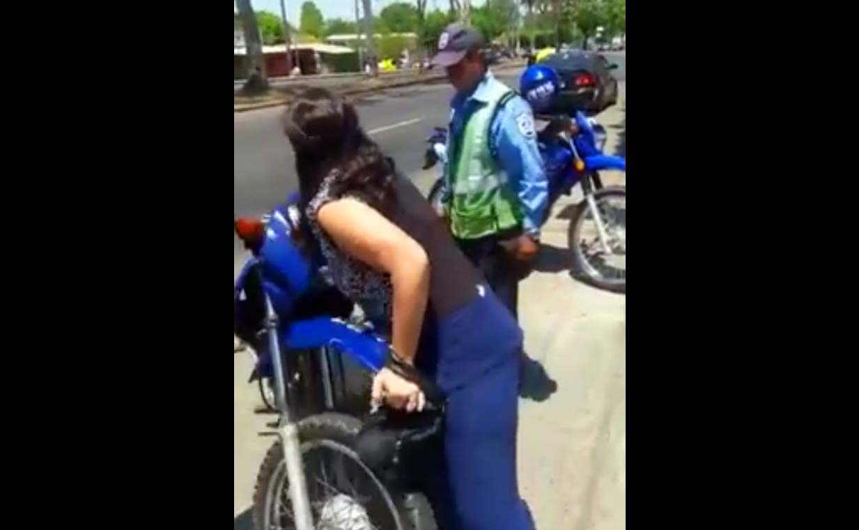 Video de unos (indefensos) Policías siendo agredidos y la grúa que no llega