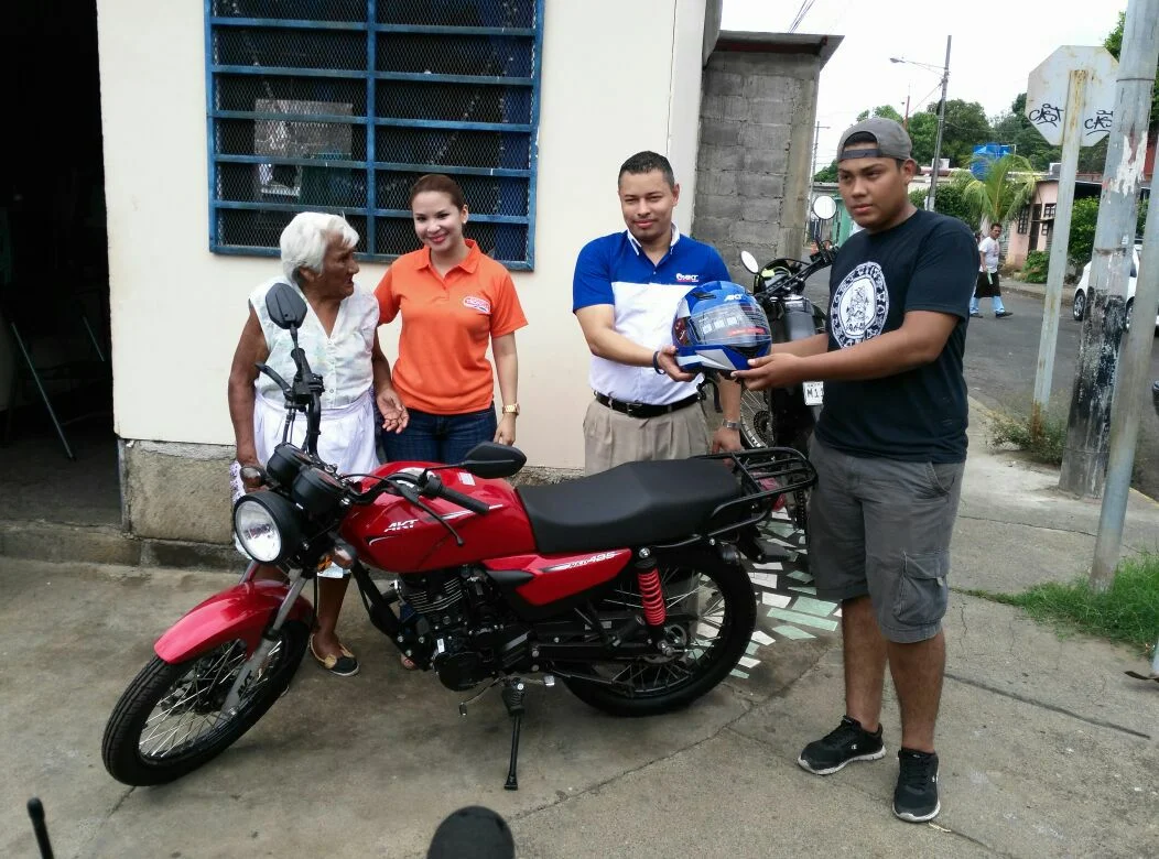 Kevin, el bombero asaltado en el Mercado Oriental, ya tiene su Moto