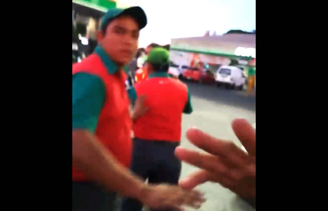 El video del bombero que (tal vez) no echó gasolina y arma pleito