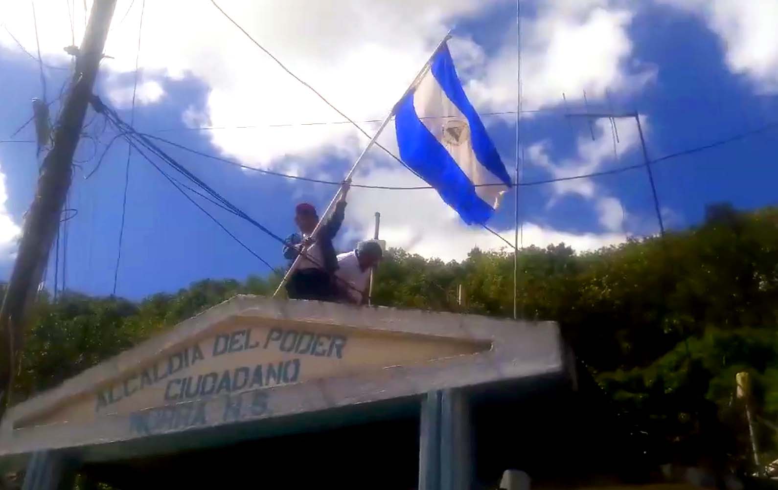 Alguien se atrevió a poner una bandera de Nicaragua en la Finca del Presi Daniel #descaro #abuso
