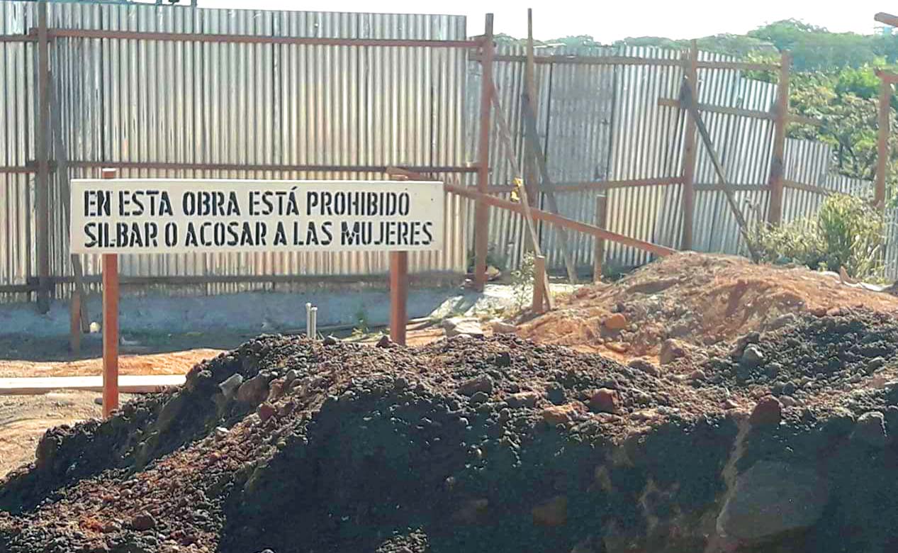 Mujeres ponen letrero y Albañiles de Nicaragua exigen respeto