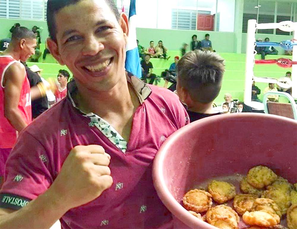 El video viral de Bismarck Alfaro repartiendo «pasteles» a unos picaditos penquea-mujeres