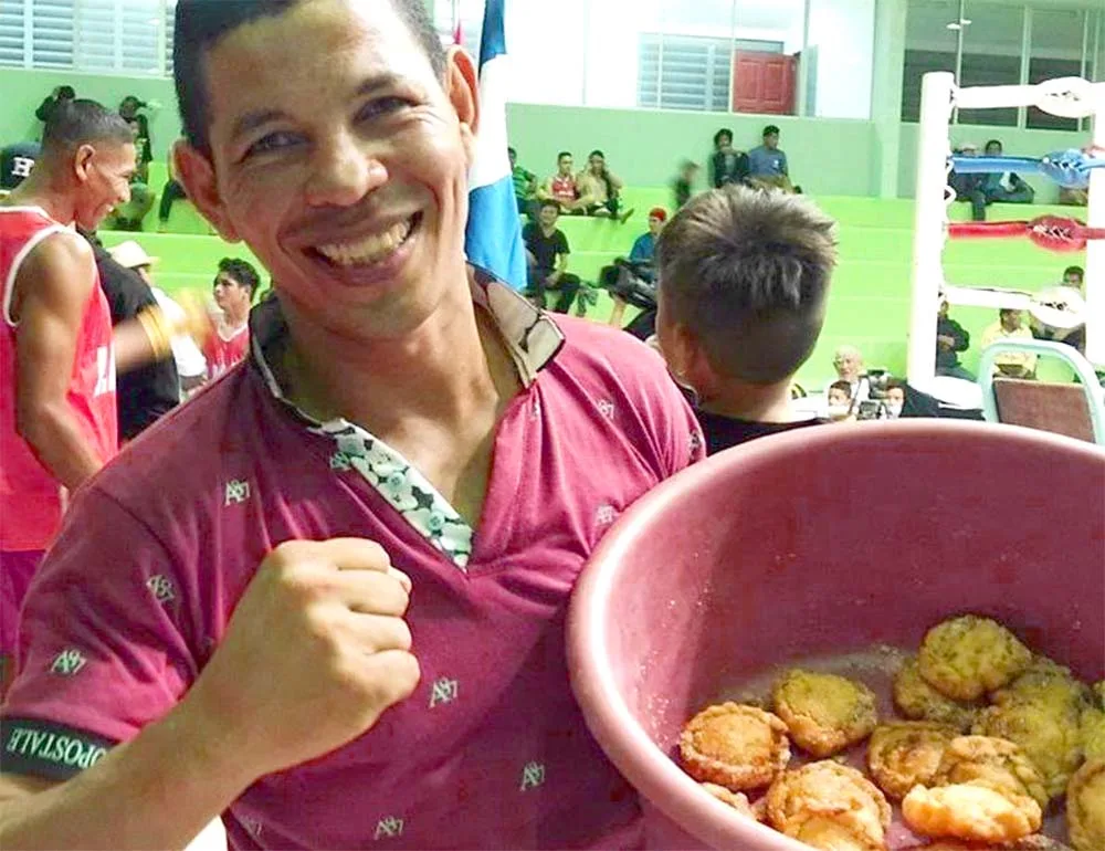 El video viral de Bismarck Alfaro repartiendo «pasteles» a unos picaditos penquea-mujeres