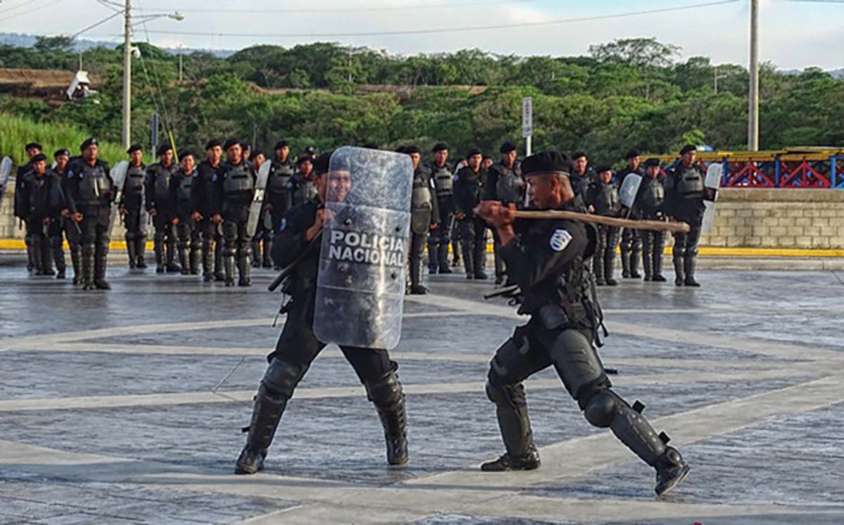 En más o menos Exclusiva: El choque entre paramilitares tomatierras y paramilitares policías