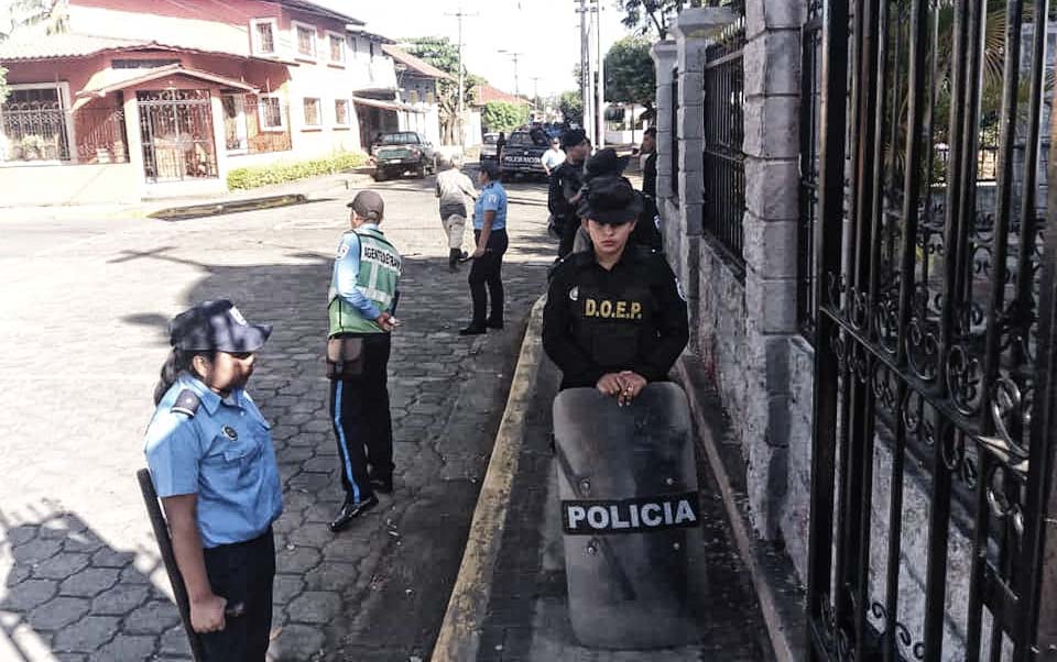 Policía Sandinista entrega el más alto reconocimiento por la patria a Wilih de Canal 10 y a la Juventud de CxL