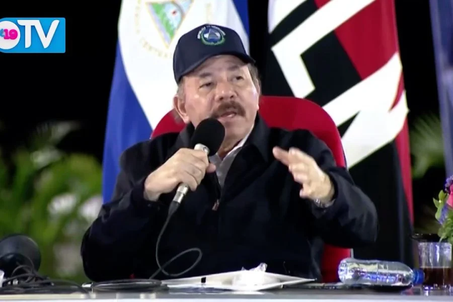Daniel suspira por el Talibán en el 41 Aniversario del Ejército