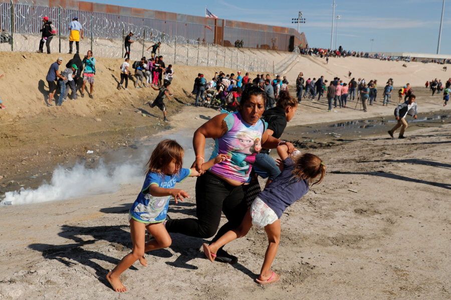 Familia de migrantes cruzando frontera USA