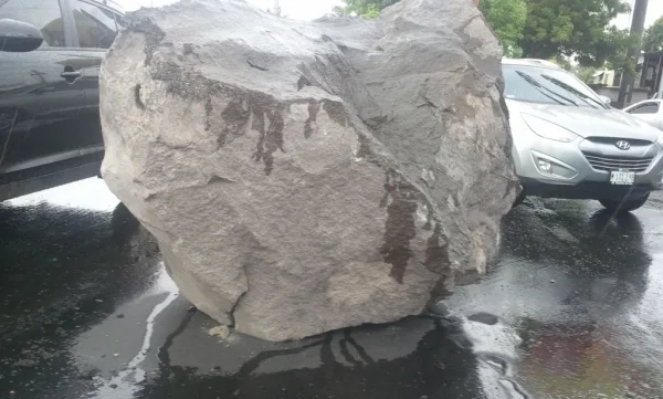 Cae Meteorito en la Rotonda Centroamérica – Fotos