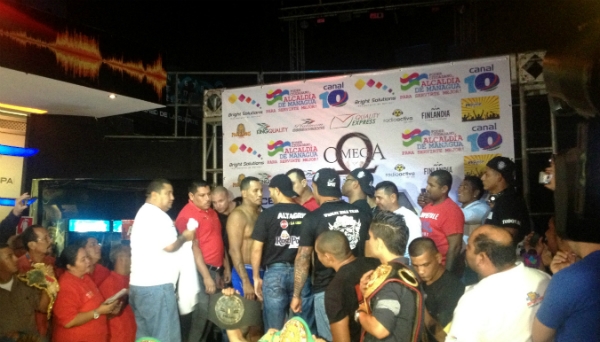 El Show de Mayorga y Tiffer durante el pesaje